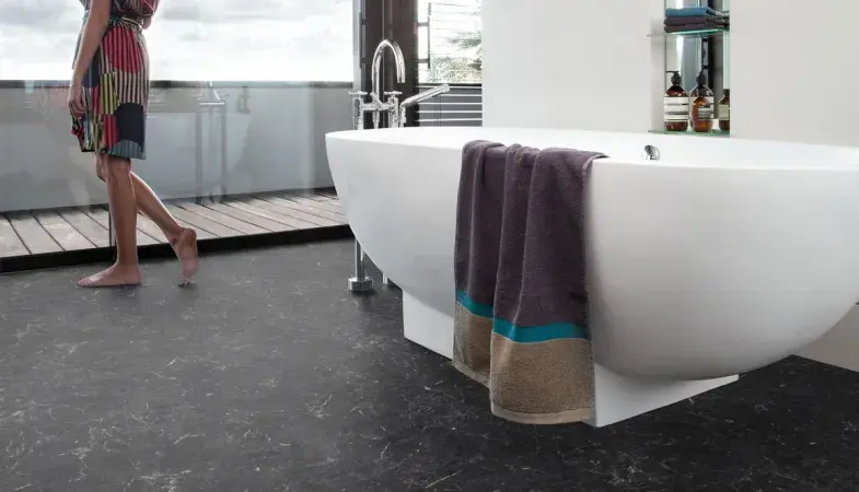 Dame går barbeint på et baderomsgulv, gerflor gerbad yoda black design